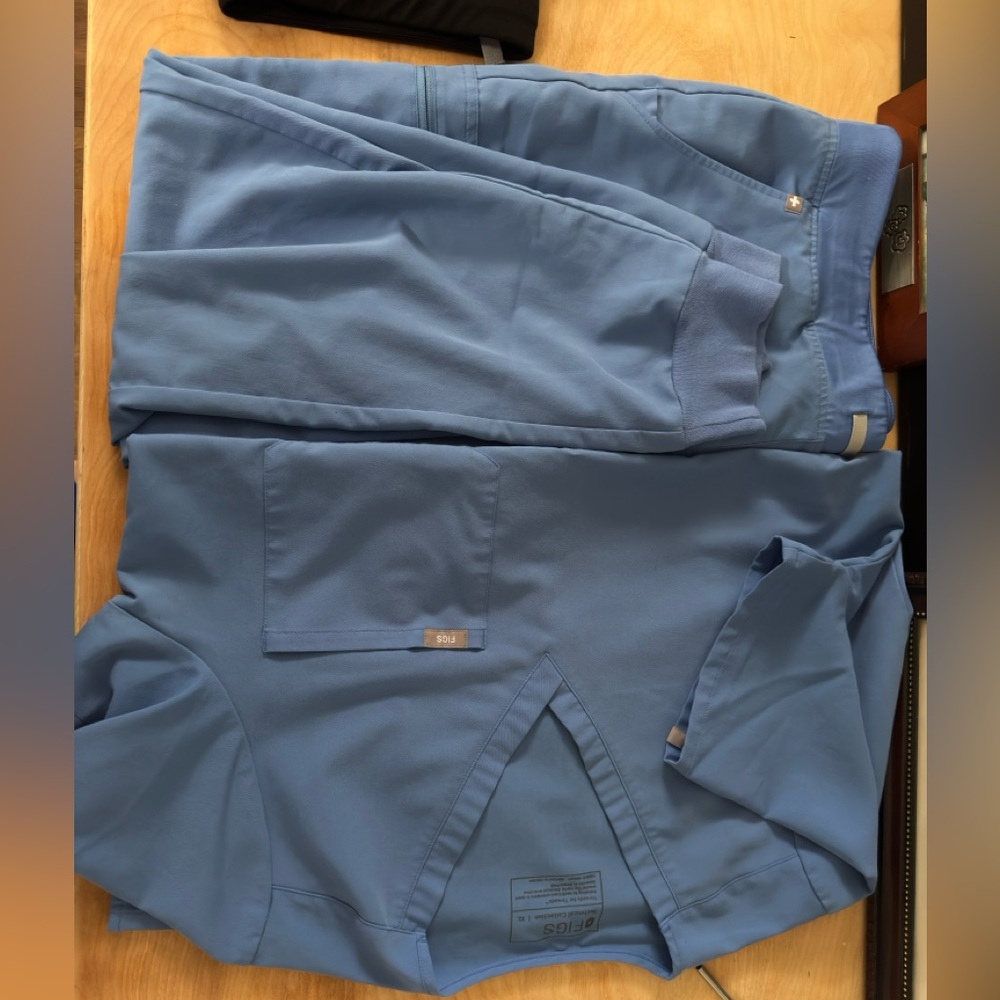 Figs Ceil Blue Scrub Set-women’s large top & pants